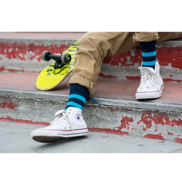 Kolorowe skarpetki w niebieskie paski