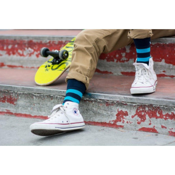 Kolorowe skarpetki w niebieskie paski