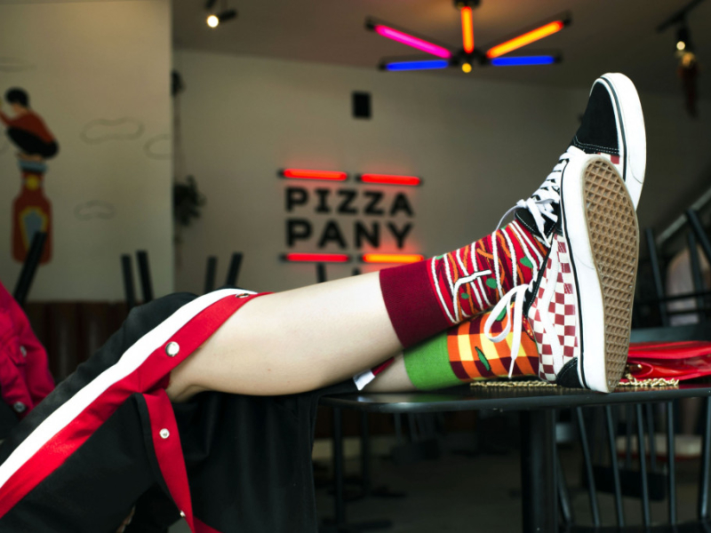 Czerwone skarpetki męskie i damskie – przegląd modeli