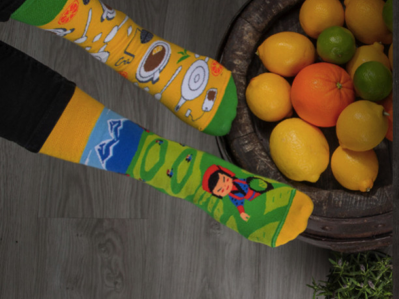 Tematyczne kolorowe skarpetki na przyjęcie herbaciane