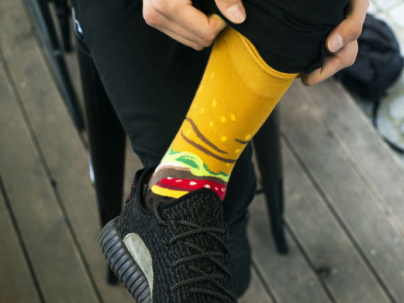 Wyjątkowe kolorowe skarpetki na 18 urodziny