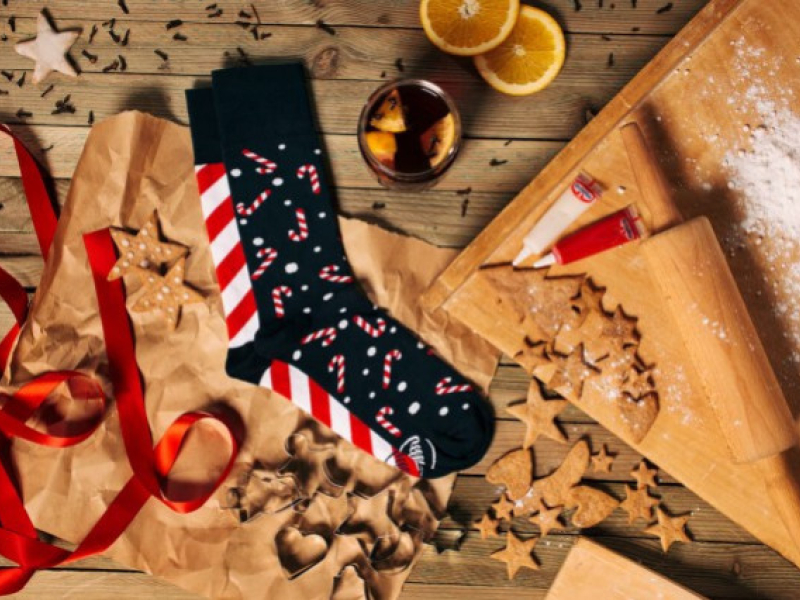 Kominek, gorąca czekolada i ciepłe świąteczne skarpetki