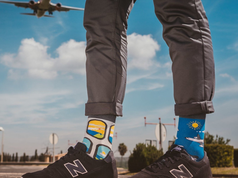 Co do butów sportowych latem: skarpetki stopki czy gołe stopy?