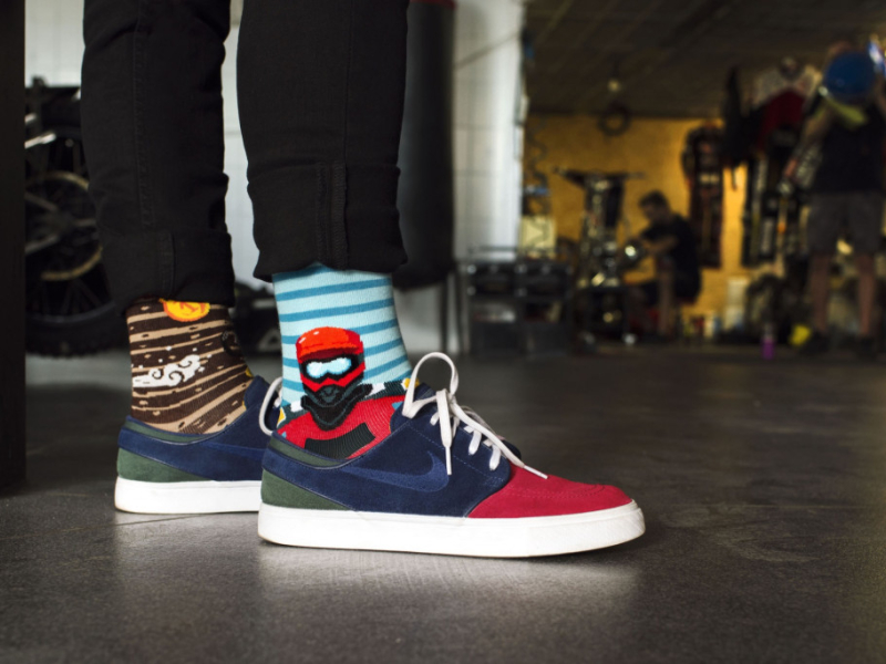 Jak dobrać skarpetki do butów? Szybki kurs dobierania skarpetek