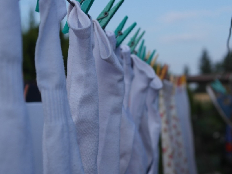 Jak usuwać trudne plamy ze skarpetek?