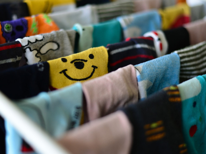 Jak wystylizować kolorowe skarpetki?