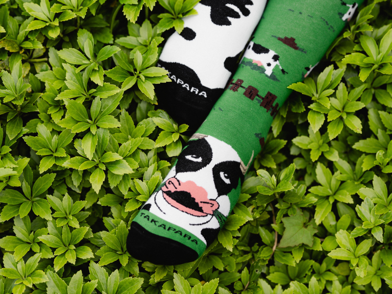 Kolorowe skarpetki nie do pary: Fenomen asymetrii w modzie!