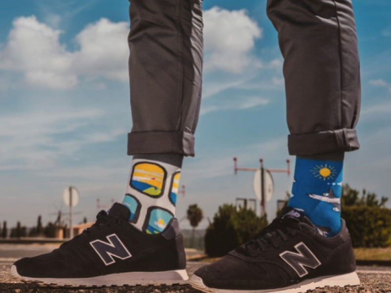 Jak nosić kolorowe skarpetki?