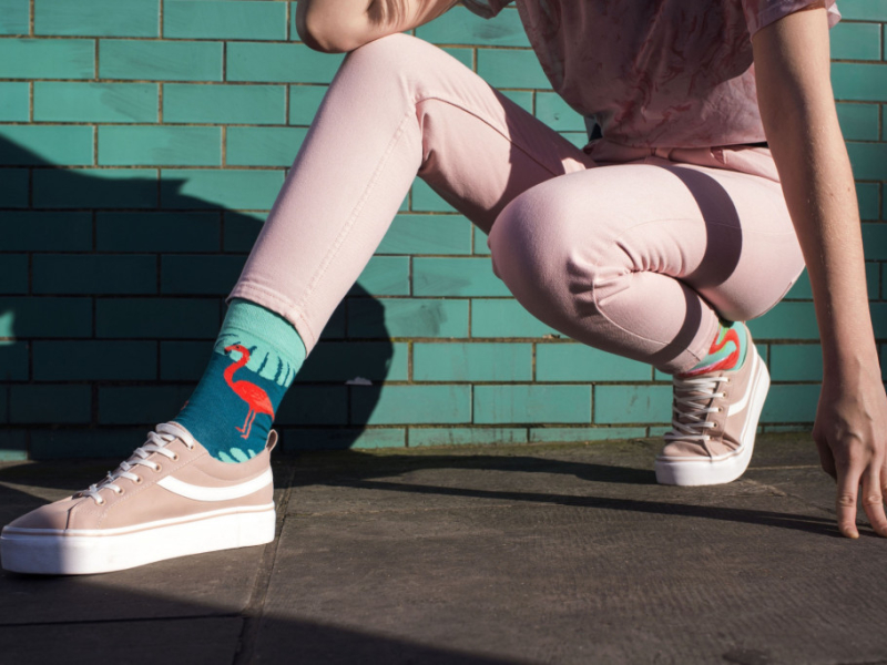 Czy latem warto nosić kolorowe skarpetki?