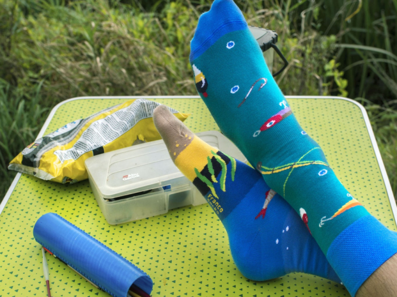 Niebieskie skarpetki męskie i damskie – przegląd modeli